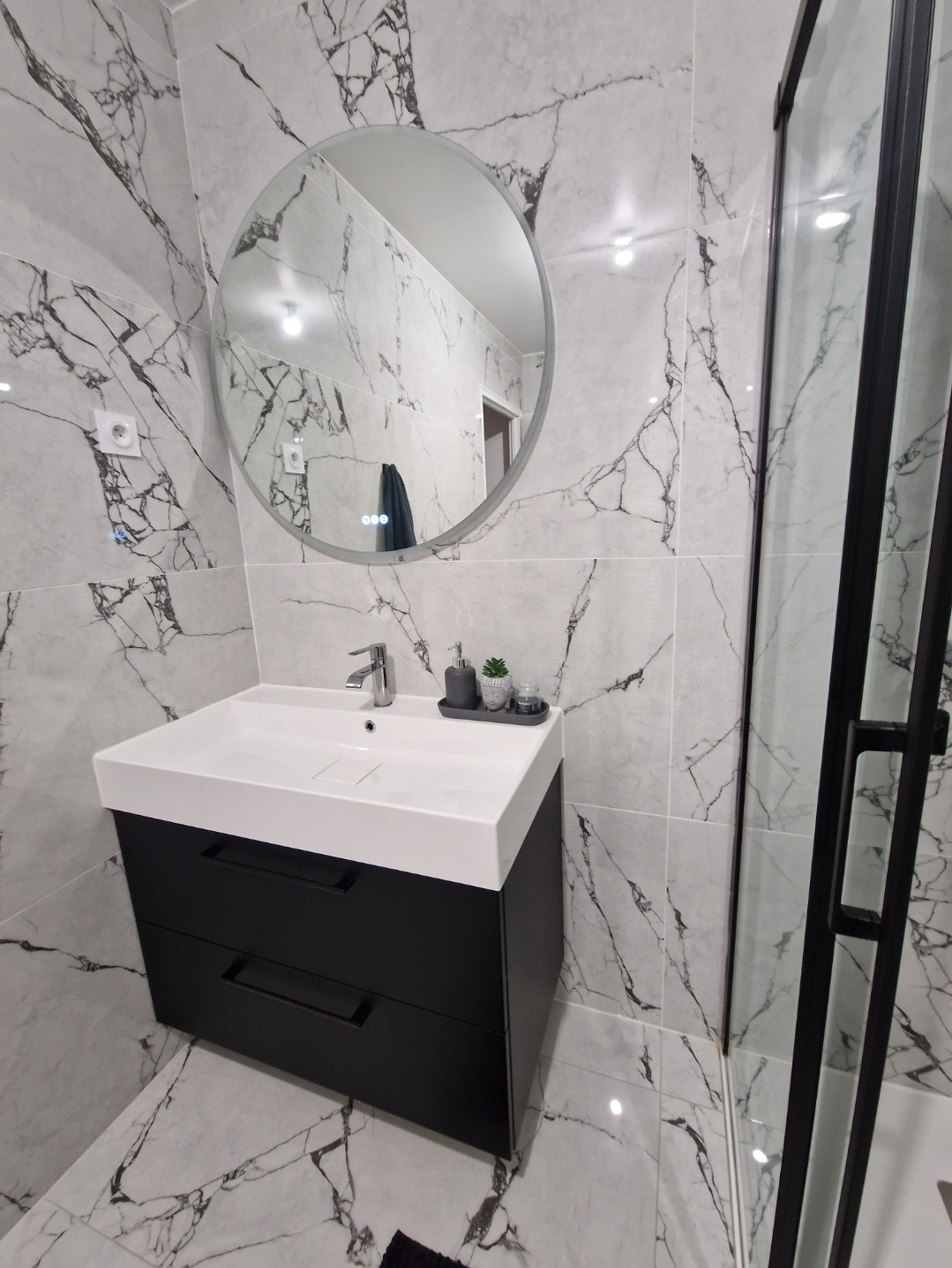 Design Salle de Bain Moderne : Carrelage Effet Marbre, Meuble Noir & Douche à Profilés Noirs